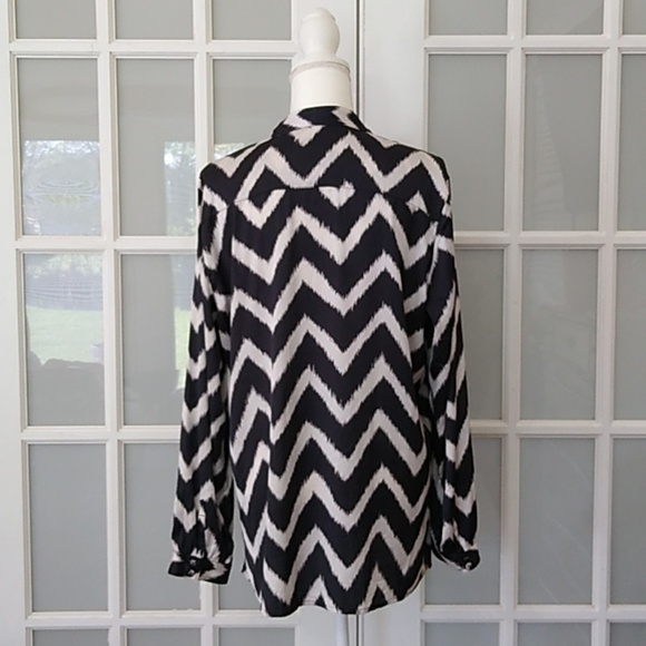 Chico's Black and White Chevron Split Neck Popover - Vanity Size 2/US L - Picture 4 of 16